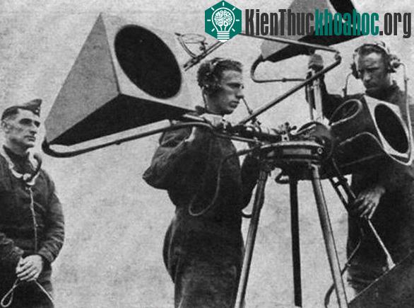 Máy định vị âm thanh 4 ống nghe của Anh được sử dụng năm 1938.