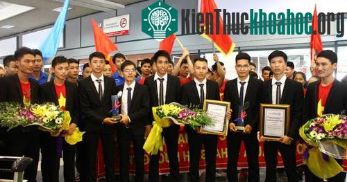 Đội tuyển Robocon của trường Đại học Sư phạm kỹ thuật Hưng Yên có 9 thành viên. Trong đó, có 3 thành viên (mặc áo đỏ sao vàng) đi thi đấu. (Ảnh: H.P.)