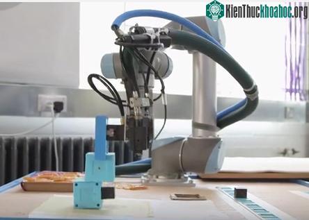 Robot biết "đẻ con" và tự tiến hóa