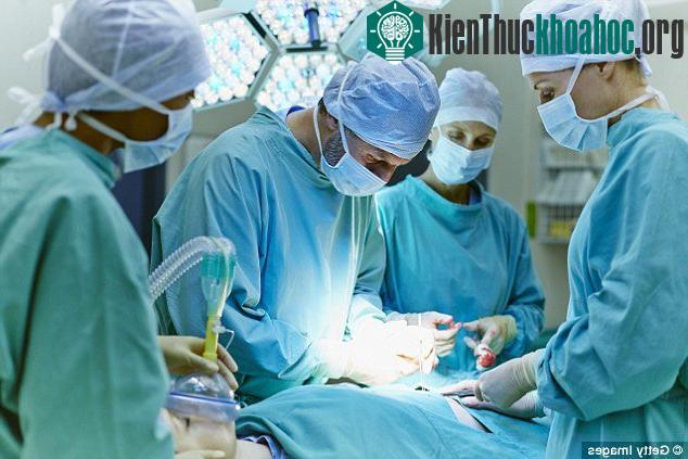 Phẫu thuật ghép đầu rất phức tạp và chứa nhiều rủi ro, các bác sĩ trên thế giới đều phản đối phương pháp này.