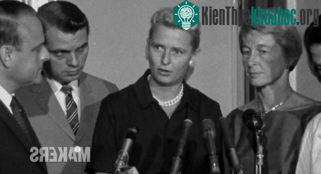 Người phụ nữ đầu tiên mà Lovelace lựa chọn là phi công Geraldyn Cobb (áo đen, giữa). Trong hai năm 1959 và 1960, bà từng lập ba kỷ lục bay trên thế giới. Cobb vượt qua ba giai đoạn kiểm tra, giống ...