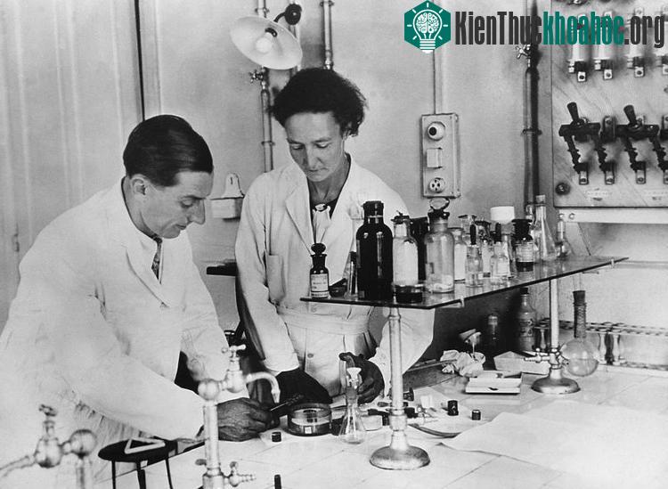 Vợ chồng Irene và Frederic Joliot-Curie trong phòng thí nghiệm. (Ảnh: Wikipedia).
