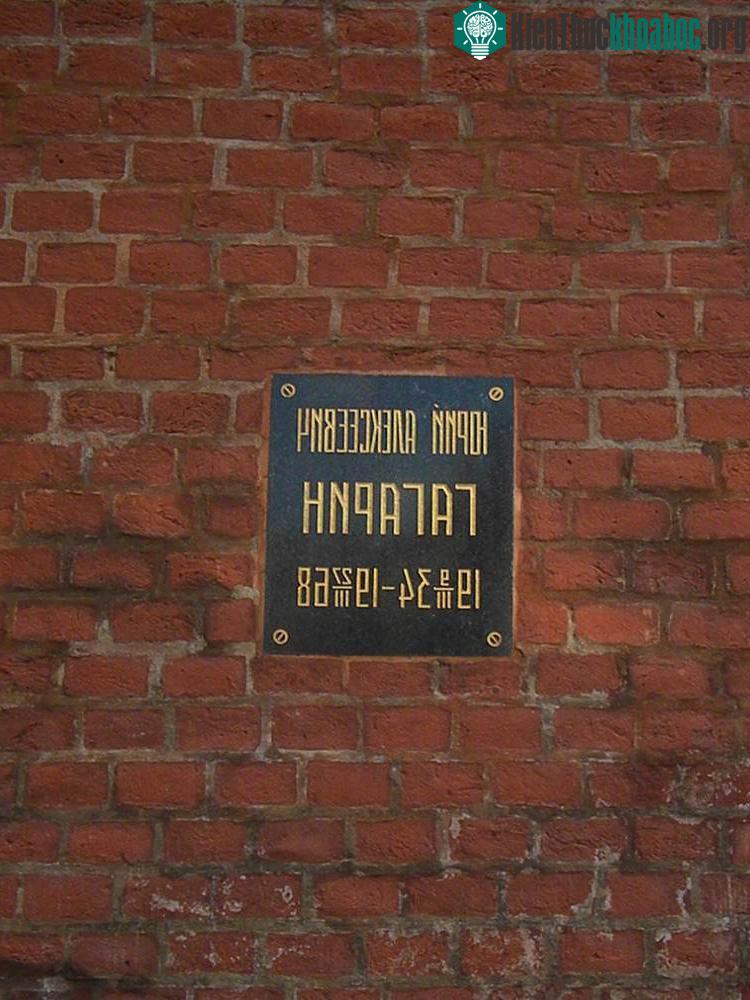 Gagarin được hỏa táng và an táng trên tường điện Kremlin, quảng trường Đỏ.