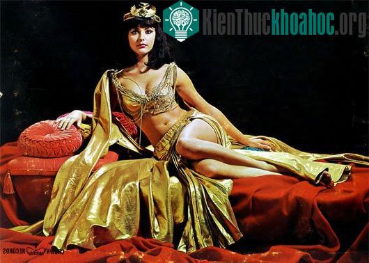 Cleopatra – Người phụ nữ đầu tiên “chế tác” đồ chơi tình dục?