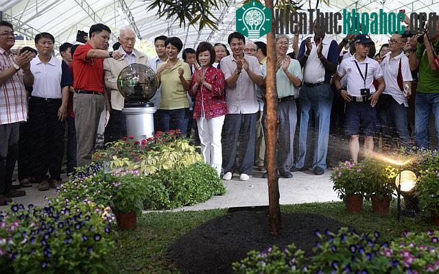 Ngày 2/11/2014, ông Lý Quang Diệu vẫn tham gia Ngày Trồng cây cùng người dân dù sức khỏe đã suy yếu nhiều (Ảnh: Straits Times)
