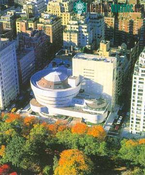 Bảo tàng viện tọa lạc ngay địa điểm trung tâm thành phố New York, đối diện trực tiếp với Công viên trung tâm.