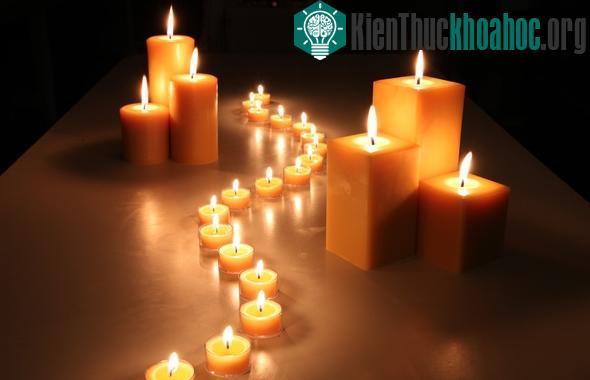 Đốt cháy lâu hơn và lưu lại mùi thơm dịu nhẹ với nến sáp ong.