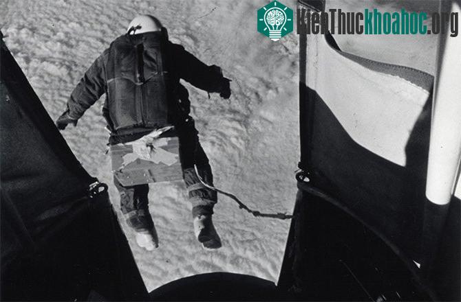 Cú nhảy dù lịch sử của đại tá Đại tá Joseph Kittinger với tốc độ cận tốc độ ánh sáng vào năm 1960.