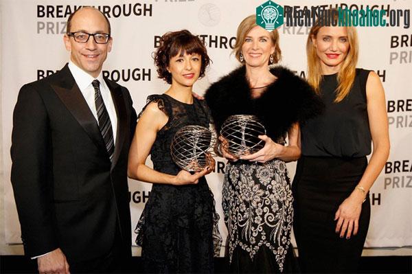 Từ trái sang phải, CEO Twitter Dick Costolo, giáo sư Emmanuelle Charpentier đến từ Đại học Ulmea, giáo sư hóa học Jennifer A. Doudna đến từ Đại học Berkeley và diễn viên Cameron Diaz tại đêm trao g...