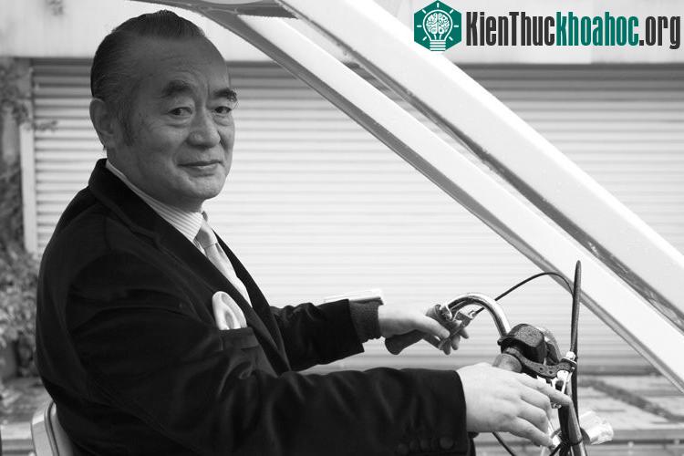 Phát minh đầu tiên của ông Nakamats cũng là vào năm 14 tuổi với sản phẩm ấm nước giữ nhiệt được đăng ký bản quyền.
