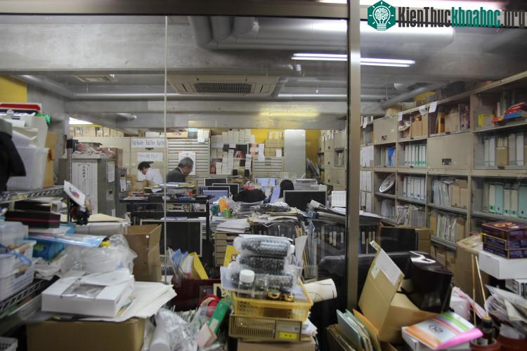 Một góc văn phòng làm việc của nhân viên làm cho giáo sư Nakamats.