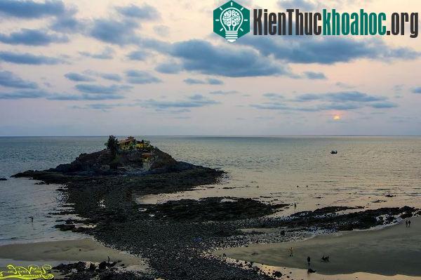 Hòn Bà là nơi được cho rằng xảy ra hiện tượng lạ này