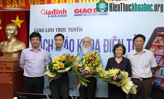 Phó Tổng biên tập báo Gia đình và Xã hội Vũ Mạnh Cường (đầu tiên bên trái )và Tổng biên tập Báo Giáo dục và thời đại Nguyễn Ngọc Nam (đầu tiên bên phải) giới thiệu và tặng hoa cho các khách mời tha...