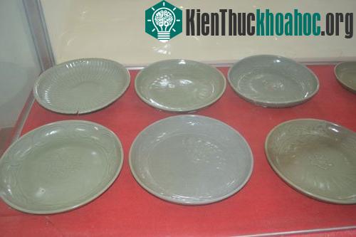 Việc trưng bày cổ vật khai quật trên tàu đắm ở Bình Châu tại Bảo tàng Quảng Ngãi thu hút nhiều người đến chiêm ngưỡng