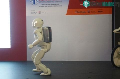 Robot ASIMO tới từ Honda
