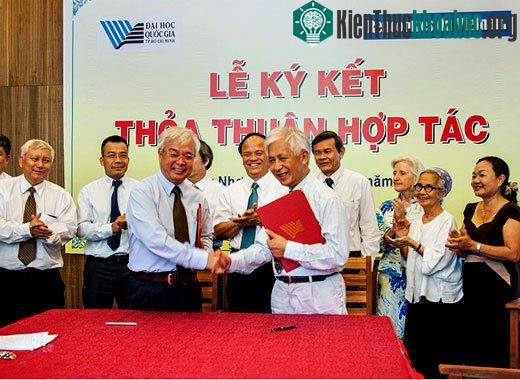 GS Phan Thanh Bình (trái) ký kết hợp tác đào tạo và nghiên cứu tại Trung tâm ICISE với vợ chồng GS Trần Thanh Vân (phải). (Ảnh: Trí Tín)