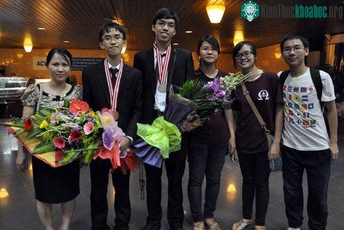 ùi Quang Tú (thứ hai từ trái sang), chủ nhân của huy chương vàng Vật lý quốc tế năm nay. (Ảnh: H.T)