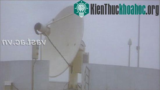 Ăng ten thu phát tín hiệu tại trạm Hòa Lạc