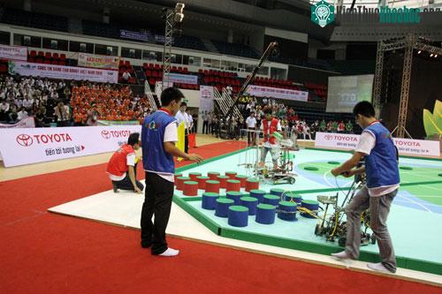 Các đội điều khiển robot đi lấy mầm lá thả vào khu vực định sẵn