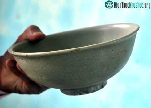 Bát men ngọc tìm thấy ở con tàu cổ chìm dưới vùng biển Bình Châu. (Ảnh: Trí Tín)