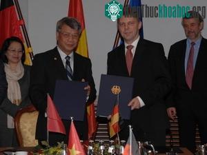 Quang cảnh buổi ký ý định thư