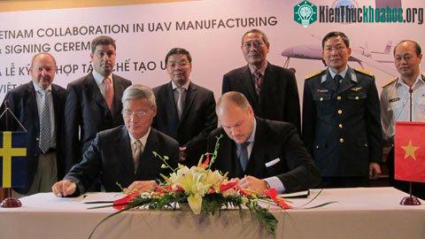 Giáo sư Nguyễn Đức Cương (bên trái) và đại diện tập đoàn Unmanned, Thụy Điển ký kết bản hợp tác về máy bay không người lái. (Ảnh: Hương Thu)