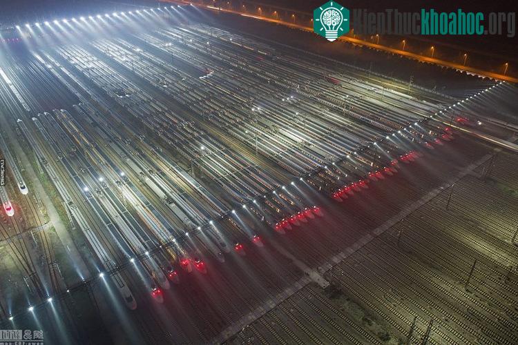 Hàng trăm triệu người người sẽ lên đường về quê ăn tết trong dịp Tết cổ truyền ở Trung Quốc, tạo ra cuộc di dân lớn nhất trong lịch sử loài người với khoảng 2,98 tỷ lượt đi lại. Xem thêm tại đây