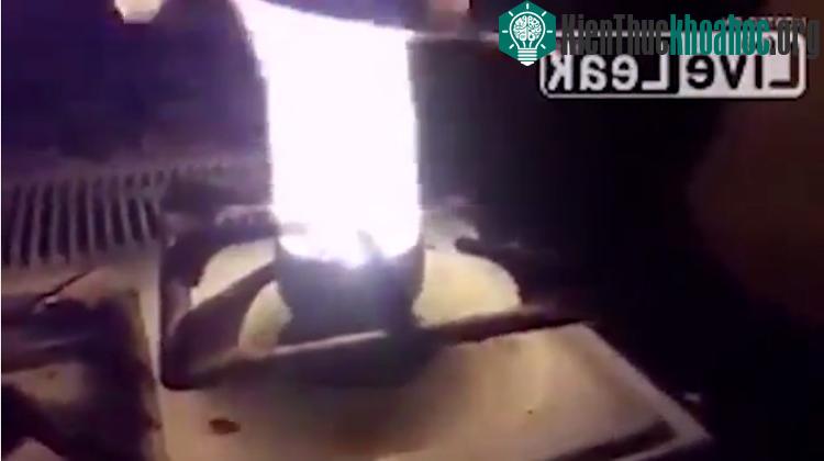 Loại bom này có thể gây ra các vết bỏng hóa học đau đớn.