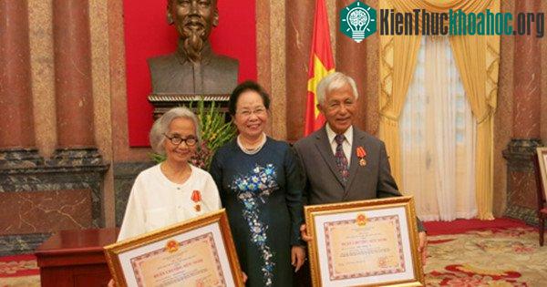 Năm ngoái, Nguyên Phó Chủ tịch nước Nguyễn Thị Doan trao Huân chương hữu nghị cho Giáo sư Lê Kim Ngọc và Giáo sư Trần Thanh Vân (bên phải ngoài cùng), ghi nhận cống hiến cho sự nghiệp bảo vệ và chă...