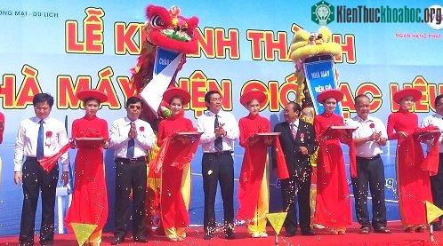 Các đại biểu Trung ương, địa phương cắt băng khánh thành dự án Nhà máy Điện gió Bạc Liêu.