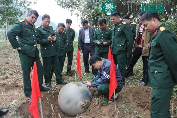 Bộ chỉ huy quân sự tỉnh Tuyên Quang phối hợp với lực lượng Quân khu 2 tiến hành làm rõ quả cầu lạ - (Ảnh: Trần Quang).