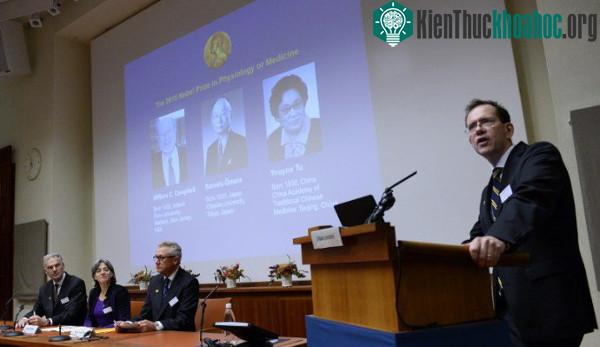 Hội đồng Nobel công bố người giành giải Nobel Sinh lý học và Y khoa 2015. (Ảnh: Fredrik Sandberg/AP).