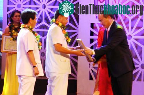 Ông Nguyễn Thiện Nhân trao giải thưởng cho nhóm tác giả giành giải nhất cho công trình làm chủ công nghệ đóng tàu tên lửa