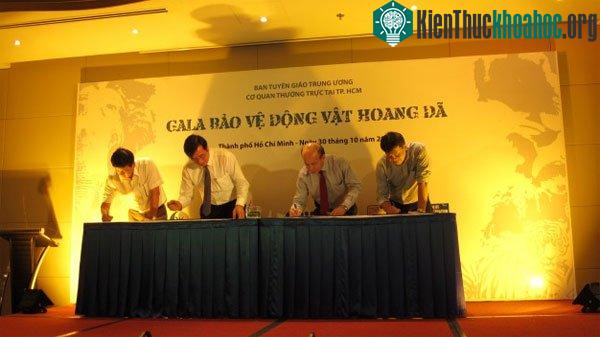 Đại diện ban tuyên giáo trung ương, Cục bảo tồn đa dạng sinh học, Cục Hải quan và Cục cảnh sát môi trường cùng ký cam kết chung tay bảo vệ động vật hoang dã - (Ảnh: Hồng Nhung)
