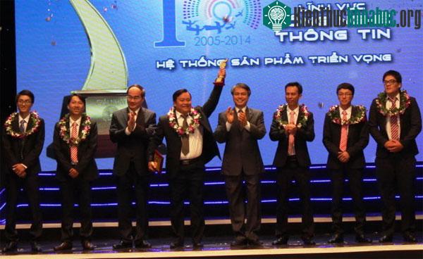 BTC trao giải nhất cho nhóm tác giả có sản phẩm xuất sắc nhất - (Ảnh: Kiều Linh)