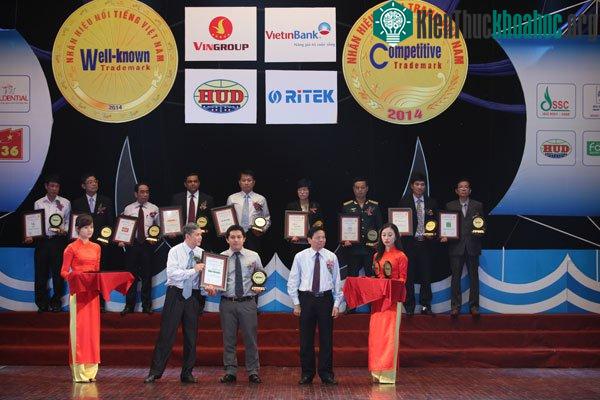 Ông Nguyễn Văn Đình - Phó giám đốc Công ty Dược phẩm Hoa Linh trong buổi lễ tôn vinh Nhãn hiệu nổi tiếng 2014