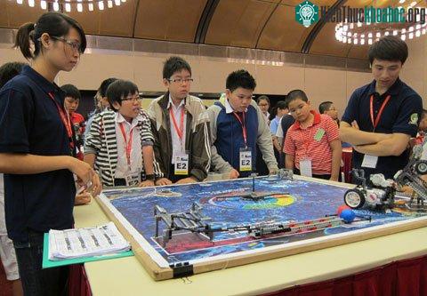 Cuộc thi Robotics nhằm từng bước đưa hoạt động giáo dục robot vào trường tiểu học và trung học cơ sở. (Ảnh minh họa: H.T)