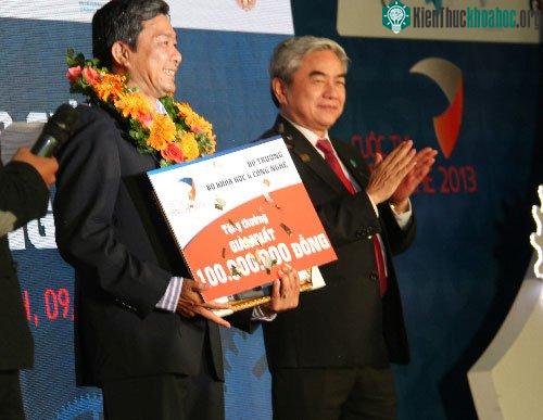 Bộ trưởng Khoa học Công nghệ Nguyễn Quân trao giải nhất cho ông Phạm Hoàng Thắng với sáng chế máy gặt lúa. (Ảnh: L.K)