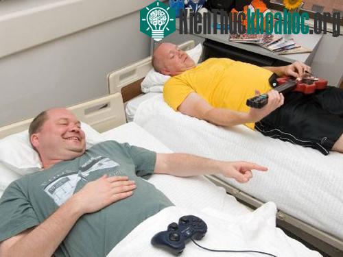Người tham gia sẽ nằm trên một chiếc giường nghiêng, được cung cấp ánh sáng 16 giờ mỗi ngày và 8 giờ trong bóng tối