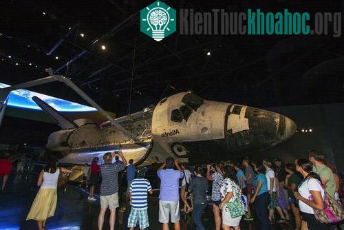 Khách tham quan thích thú khi được tận mắt chiêm ngưỡng tàu con thoi ở khoảng cách gần. (Ảnh: Space)