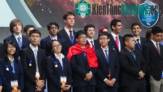 Ionut Budisteanu, 19 tuổi, của Romania (đứng giữa) nhận giải cao nhất Intel ISEF 2013