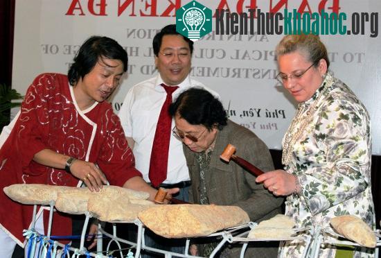 Đàn đá gồm 8 thanh nhưng có hình dáng khối lượng không đều nhau