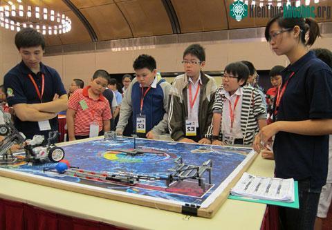 Các thi sinh đến từ đội tuyển Malaysia - nước giành nhiều giải thưởng cao của cuộc thi. (Ảnh: Hương Thu)