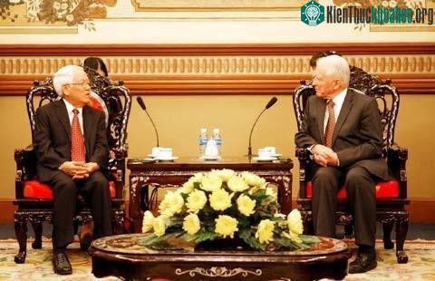 Giáo sư Harald zur Hausen gặp gỡ Chủ tịch UBND TP.HCM Lê Hoàng Quân nhân chuyến thăm đến Việt Nam.