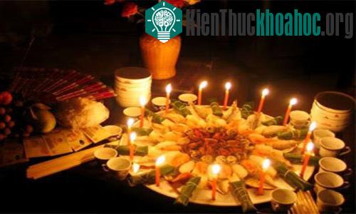 Tháng 7 âm lịch hàng năm còn được gọi là "tháng cô hồn" hoặc "mở cửa mả". Dân gian quan niệm đây là tháng của ma quỷ, đặc biệt là ngày rằm tháng bảy là ngày "xá tội vong nh...