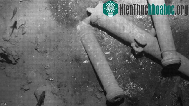 Những đồ vật được cho là thuộc về con thuyền đắm. (Ảnh: AFP).