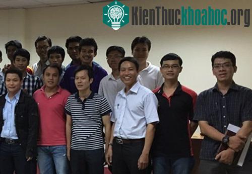 Phó giáo sư Nguyễn Xuân Hùng (áo trắng hàng đầu). (Ảnh: Đại học Hutech).