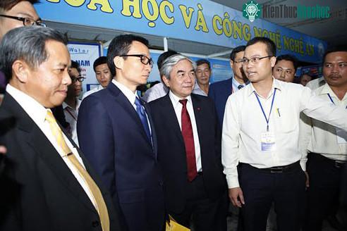 Phó thủ tướng Vũ Đức Đam thăm gian trưng bày tại Hội chợ. (Ảnh: Giang Huy).