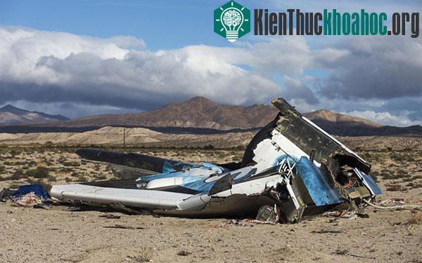 Mảnh vỡ phi thuyền vũ trụ SpaceShipTwo trên mặt đất. (Ảnh: Telegraph)