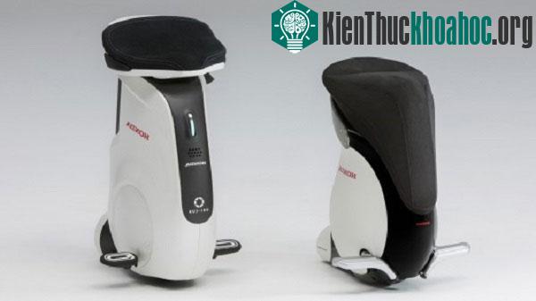 UNI-CUB Beta (trái) và người tiền nhiệm (phải)